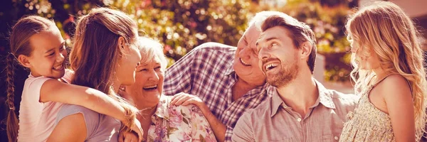 Família rindo no quintal — Fotografia de Stock