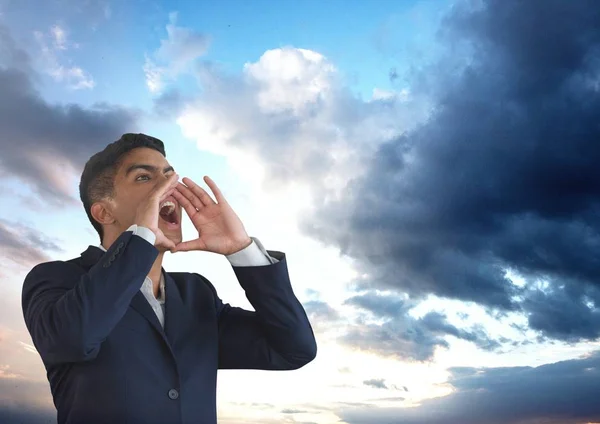Uomo d'affari che grida sotto le nuvole — Foto Stock