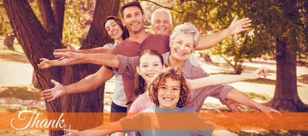 Famiglia sorridente nel parco — Foto Stock