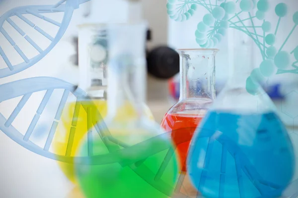 Химикаты против синей спирали ДНК — стоковое фото
