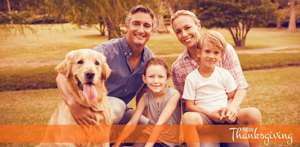 Famiglia godendo con cane al parco — Foto Stock