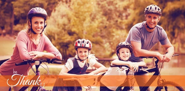 공원에서 자전거에 행복 한 가족 — 스톡 사진