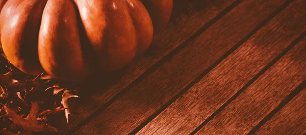 Folhas de outono com abóboras na mesa — Fotografia de Stock