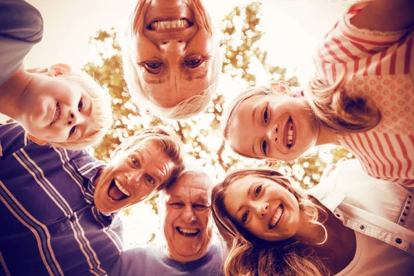 Familie vormen een huddle in park — Stockfoto