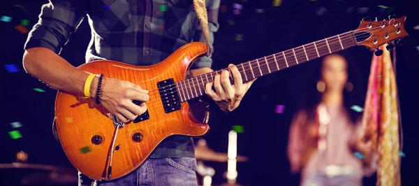 Guitarrista atuando na boate — Fotografia de Stock