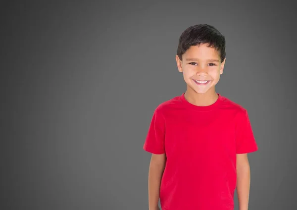 Menino contra fundo cinza sorrindo — Fotografia de Stock