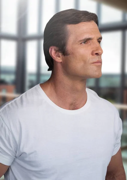 Чоловік у футболці біля вікон — стокове фото