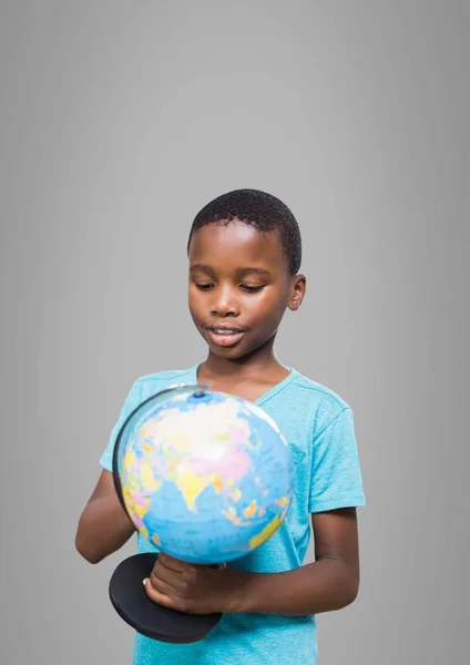 Niño con mundo globo — Foto de Stock