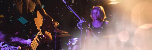 Menschen bei Konzert mit Übergang — Stockfoto