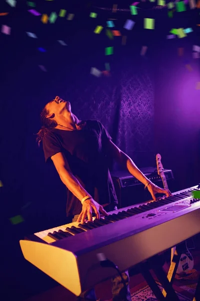 Zongorázni a nightclub zenész — Stock Fotó