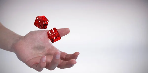 Hombre fingiendo sostener un objeto invisible — Foto de Stock