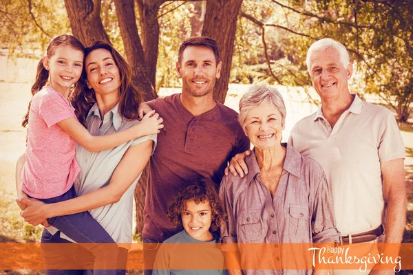 Famiglia felice in parco da albero — Foto Stock