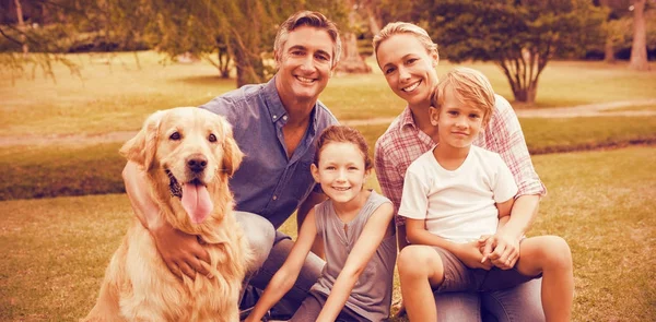 Família desfrutando com cão no parque — Fotografia de Stock