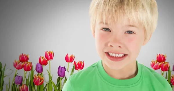 Blonder Junge mit grünem T-Shirt — Stockfoto