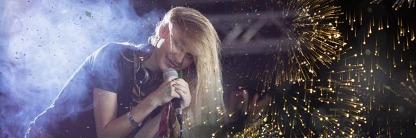 Girl singin at concert with transition — Stock Photo, Image