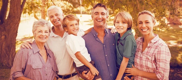 Famiglia godendo al parco nella giornata di sole — Foto Stock