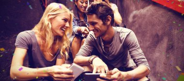 arkadaşlar cep telefonları kullanarak 