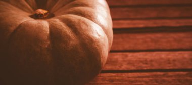 Cadılar Bayramı sırasında masada beyaz kabak