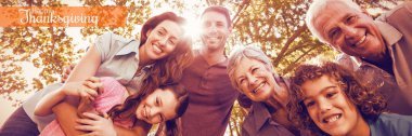 Parkta gülümseyerek mutlu bir aile