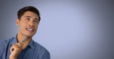 Mavi arka plan ile kalem tutan işadamı