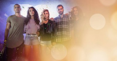 İnsanlar geçiş ile konserde