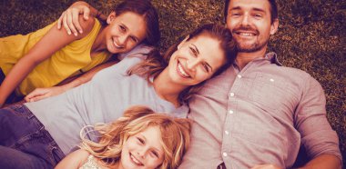 alan arka bahçesinde yatan aile