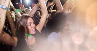 İnsanlar geçiş ile konserde