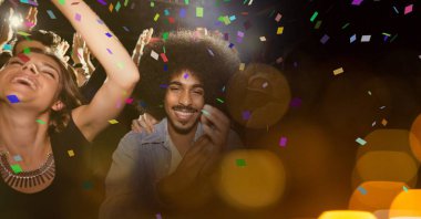 İnsanlar geçiş ile konserde