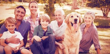mutlu aile köpek ile gülümseyen