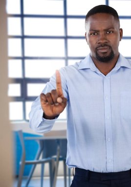 Hava işaret eden işadamı 