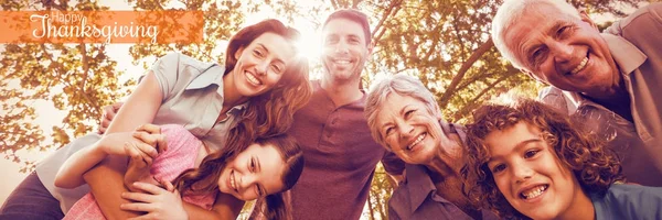 Glückliche Familie lächelt im Park — Stockfoto