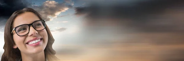 Женщина смотрит вверх с облачным фоном — стоковое фото