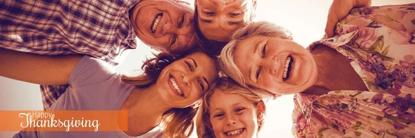Família alegre formando aconchego — Fotografia de Stock