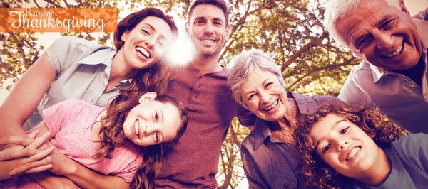 Счастливая семья улыбается в парке — стоковое фото