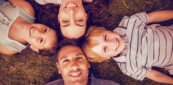 Famiglia felice nel parco insieme — Foto Stock