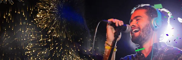 Homem cantando em concerto com transição — Fotografia de Stock