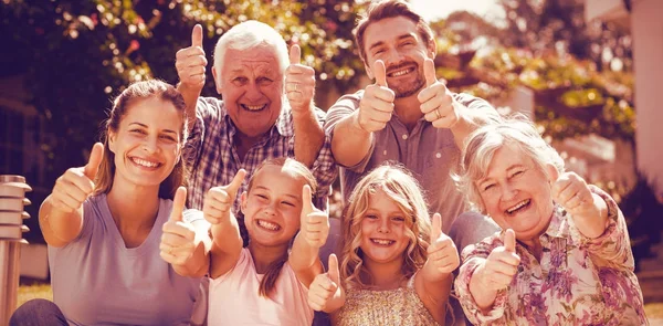 Família Gesturing polegares para cima — Fotografia de Stock