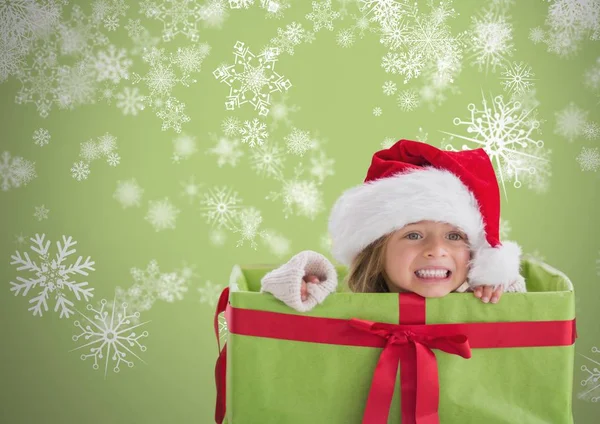 Menina dentro da caixa de presente com chapéu de Natal de Santa — Fotografia de Stock