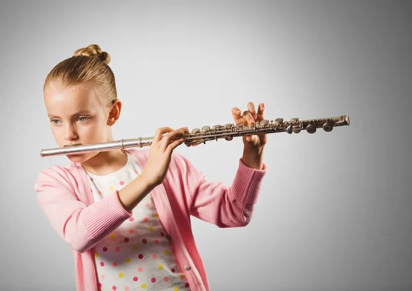 Dívka si hraje na flétnu — Stock fotografie