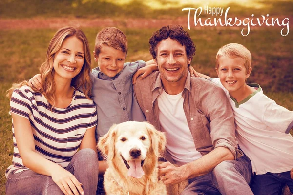 Famiglia con il cane nel parco — Foto Stock