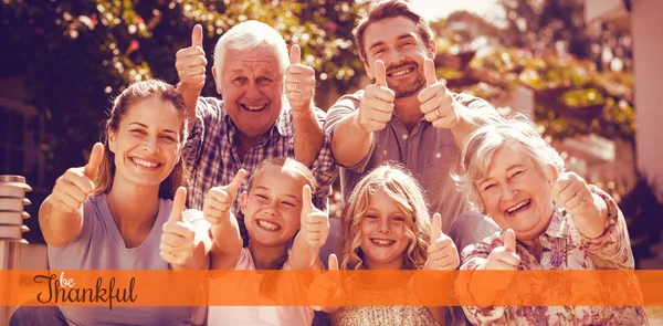 Família Gesturing polegares para cima — Fotografia de Stock