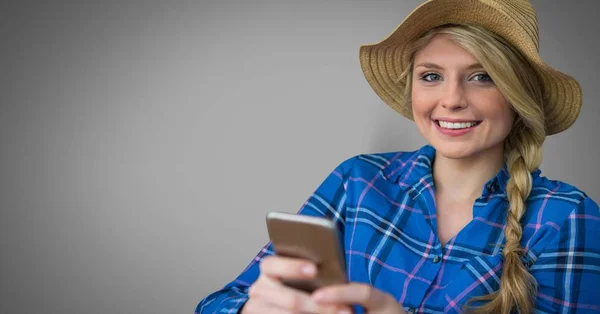 Chica con sombrero de sol y teléfono — Foto de Stock