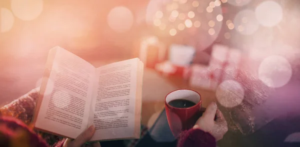 Mulher beber café enquanto monta um livro — Fotografia de Stock