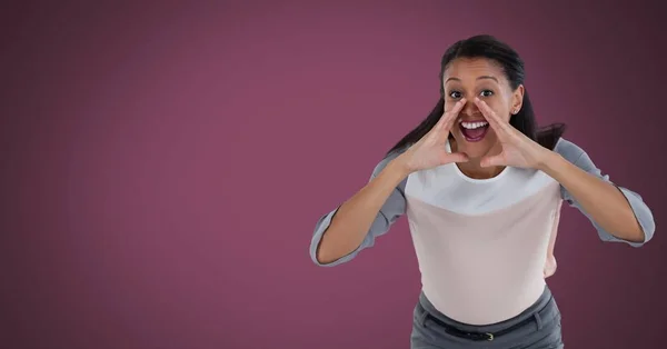 Podnikatelka, křičí s crimson pozadím — Stock fotografie