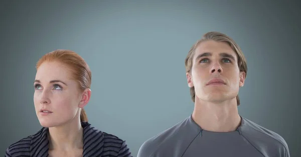 Hombre y mujer mirando hacia arriba — Foto de Stock