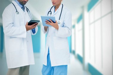 Doktorlar bir şey tartışırken