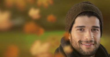 Adamın yüzünü yaprakları ile doğada