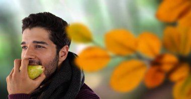 Adamın yüzünü ormandaki yaprakları yeme apple ile