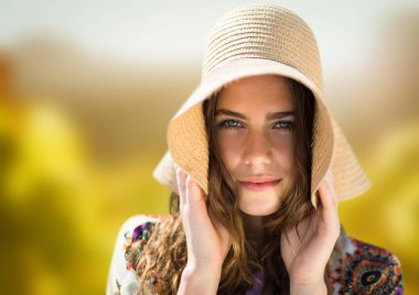 Kadının yüzüne parlak doğada şapka tutan