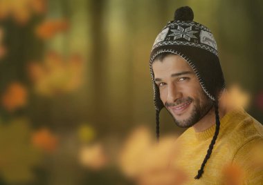 Adamın yüzünü ormandaki yaprakları ile